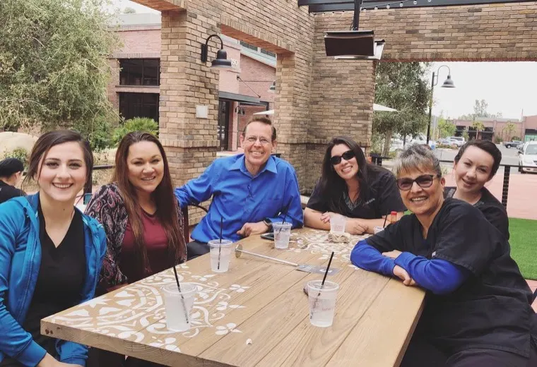 El Dr. Ketcherside y el equipo de Packing House Orthodontics en Redlands, CA